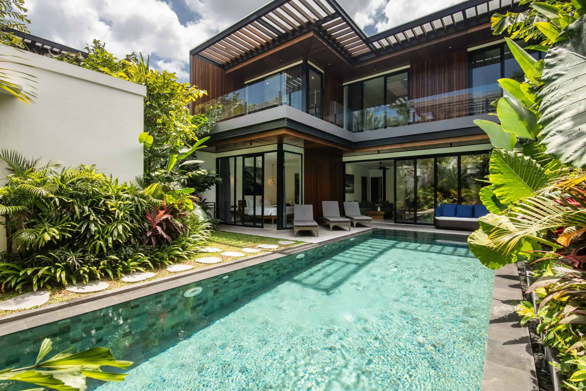 MODERN ETHNIC DESIGN 4/5 BEDROOM VILLA FOR SALE LEASEHOLD IN PERERENAN BE-952 